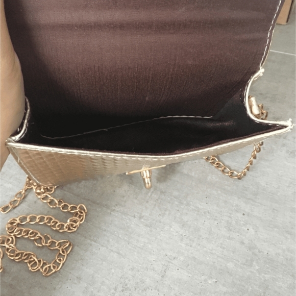 Holographic Diamond Textured Mini Chain Purse - Picture 7 of 8